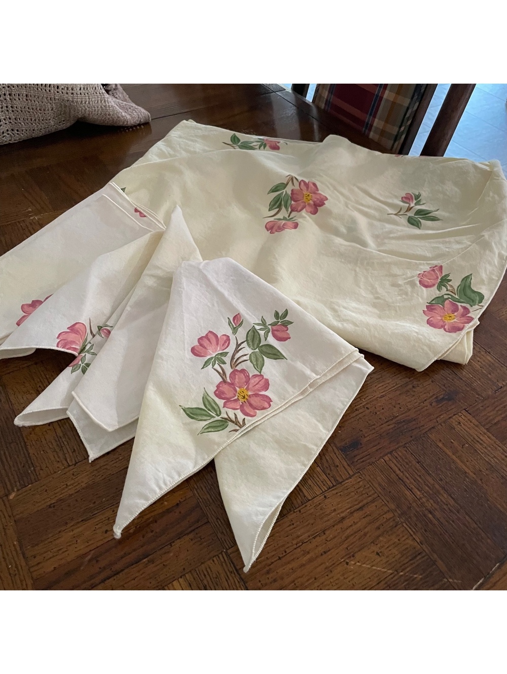 Franciscan Desert Rose Oval Tablecloth and 4 Napkins Set